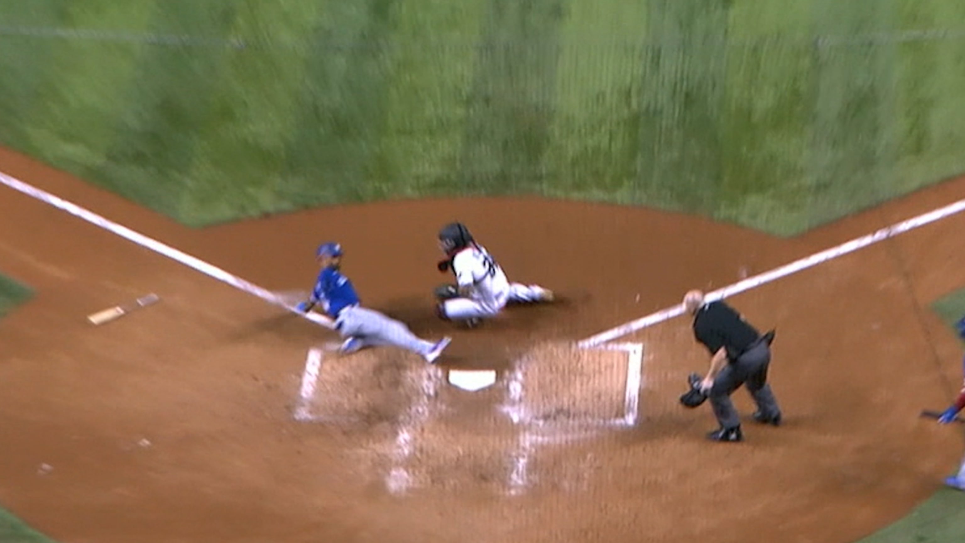 Bichette impulsa con sencillo