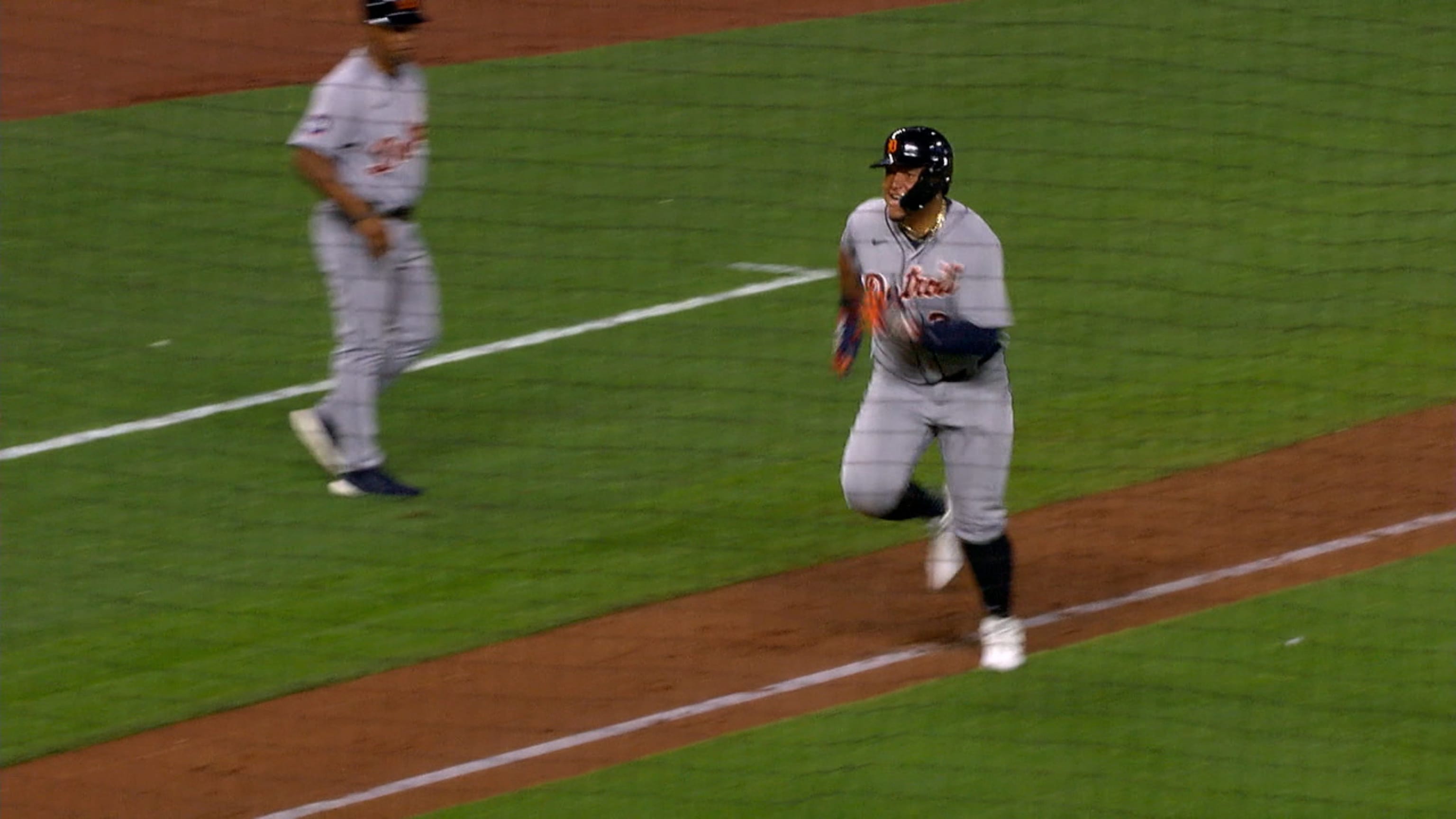 Cabrera se roba tercera y anota