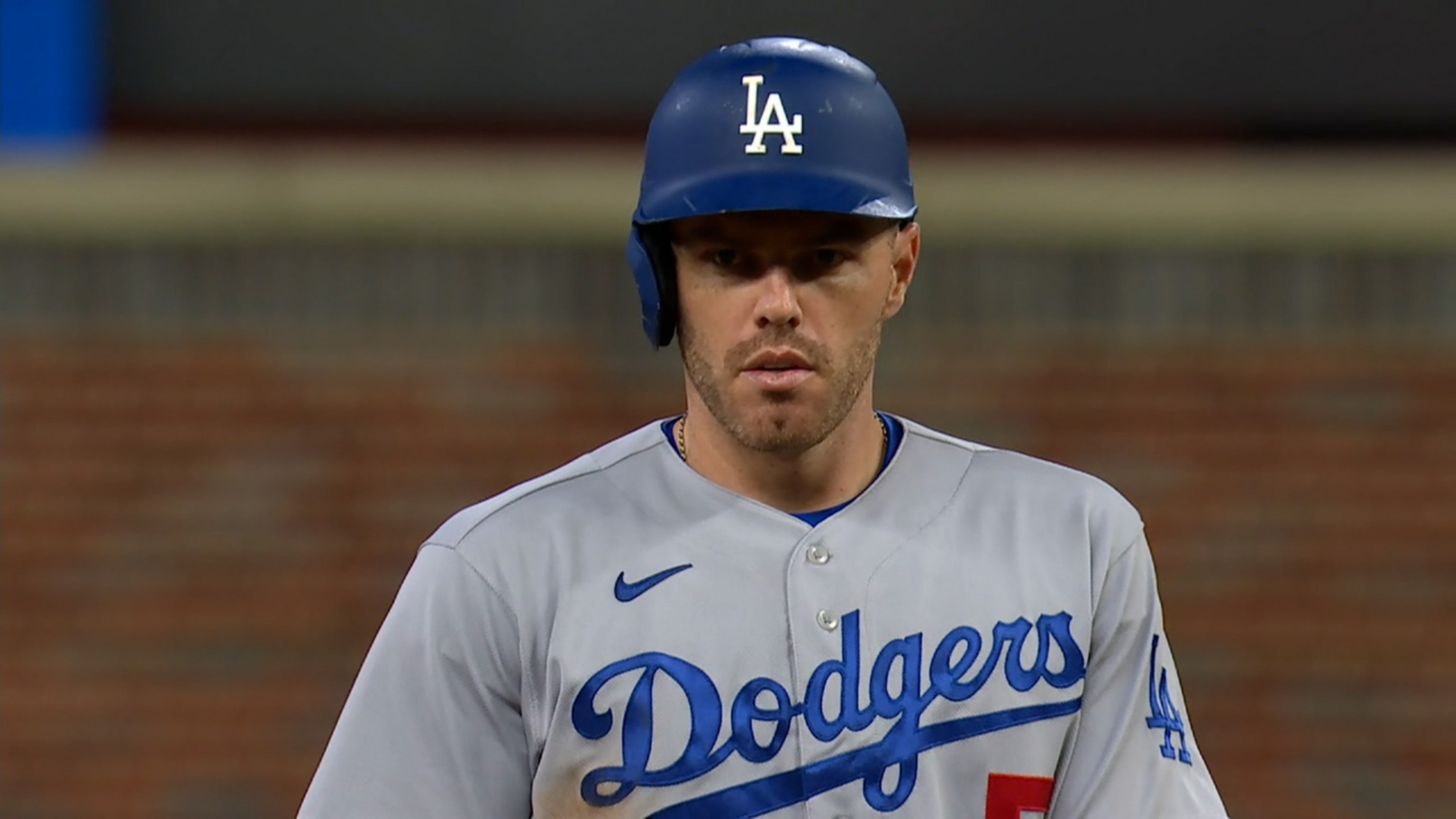 Freeman adelanta con doble