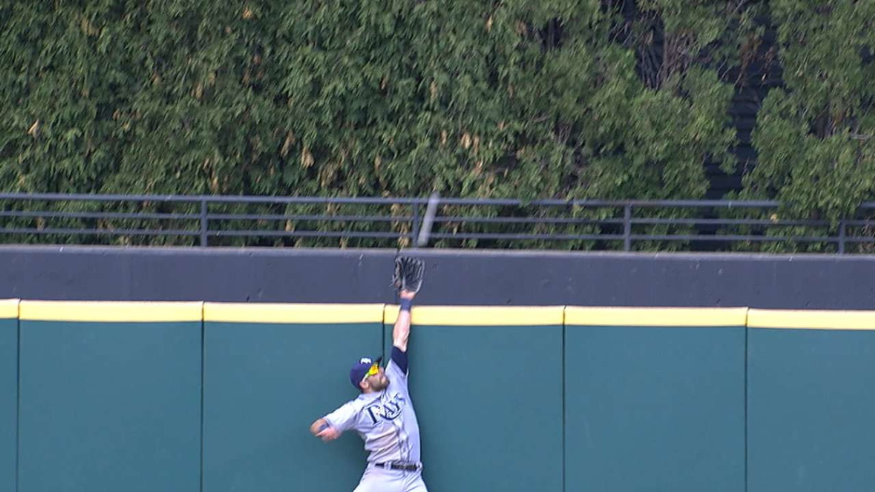 Blue Jays' Kevin Kiermaier makes a RIDICULOUS catch to rob the