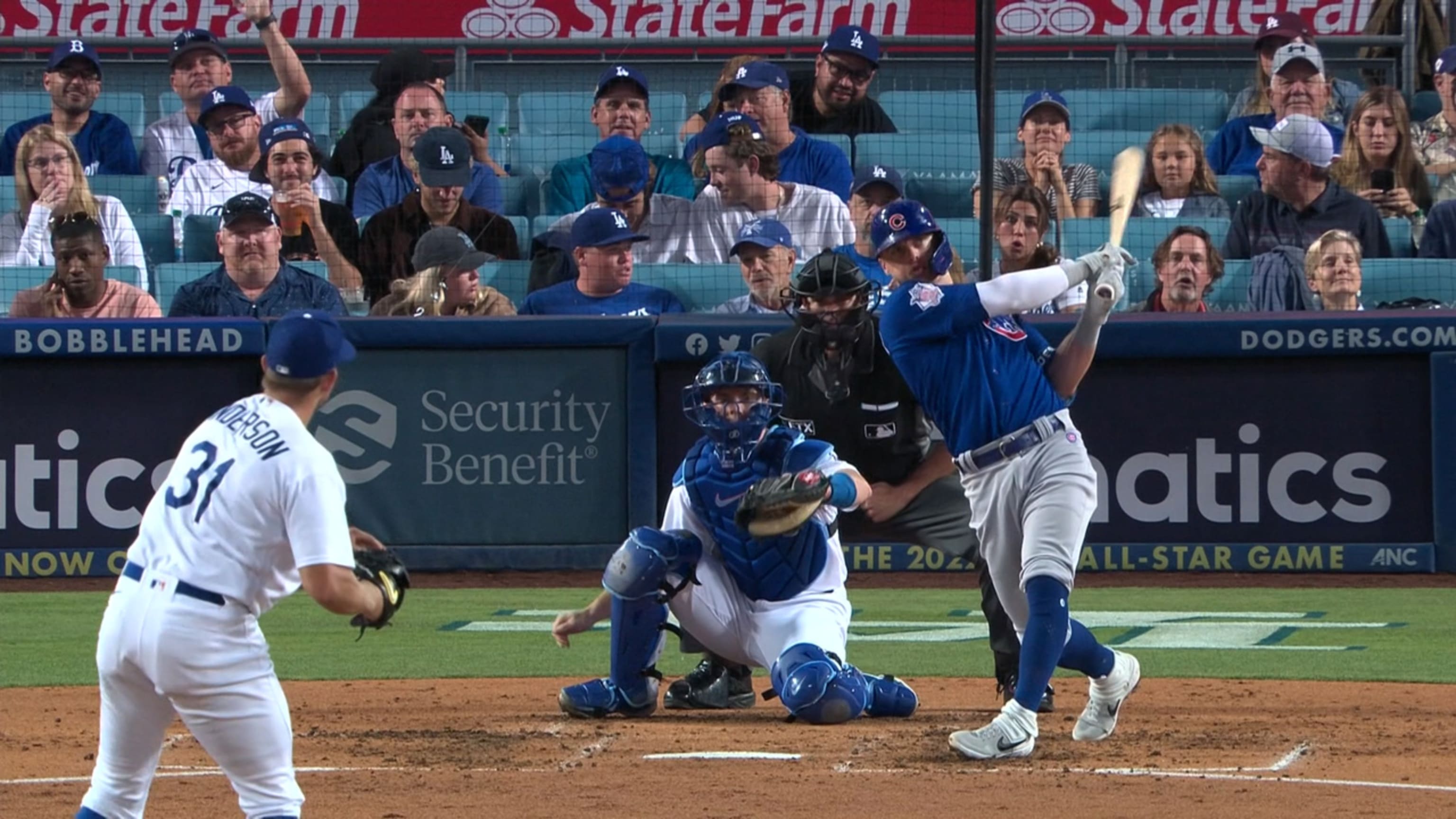 Security breaks up girl fight at Dodgers vs. Cubs game