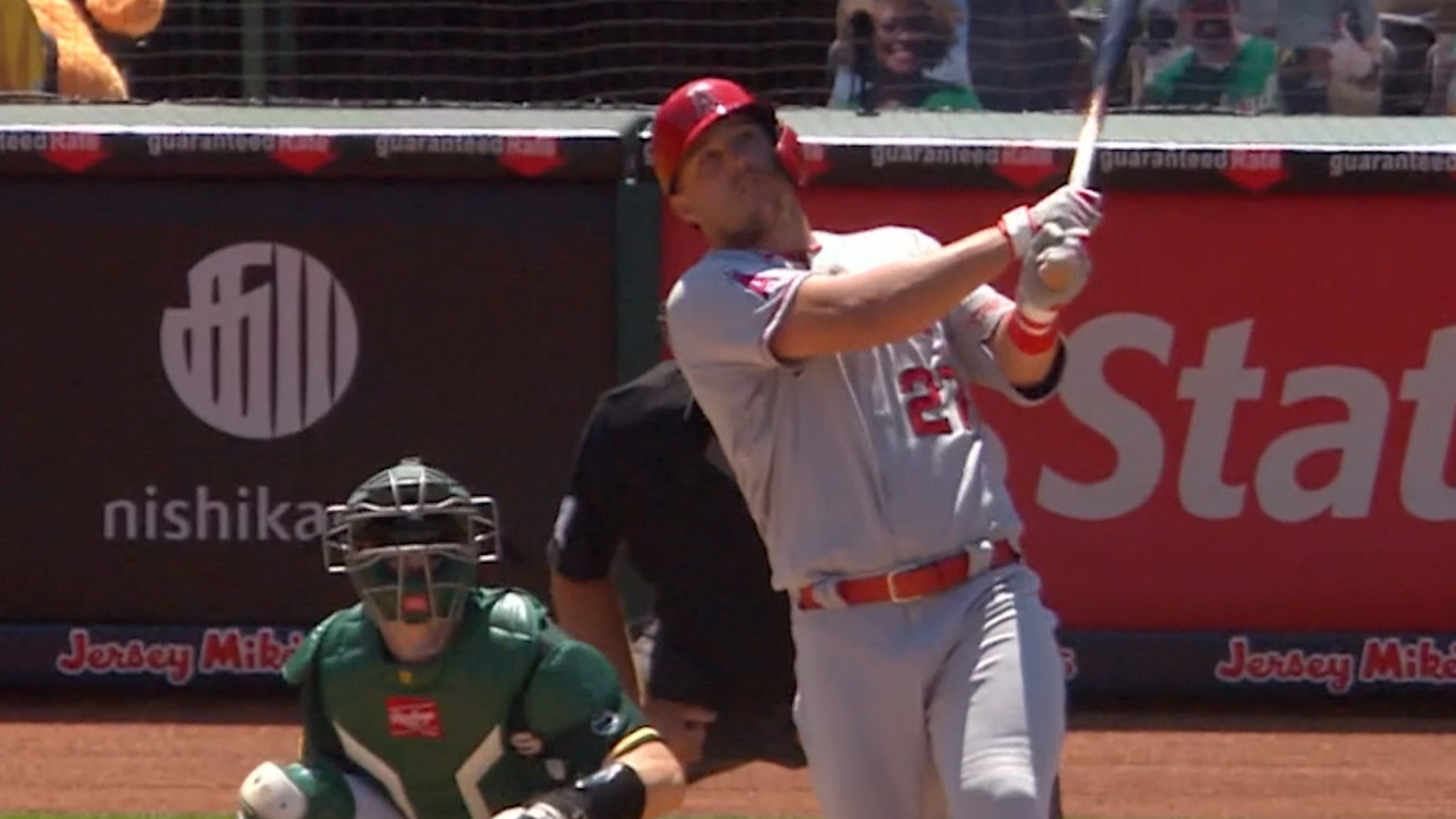 Jonronazo de tres carreras de Mike Trout