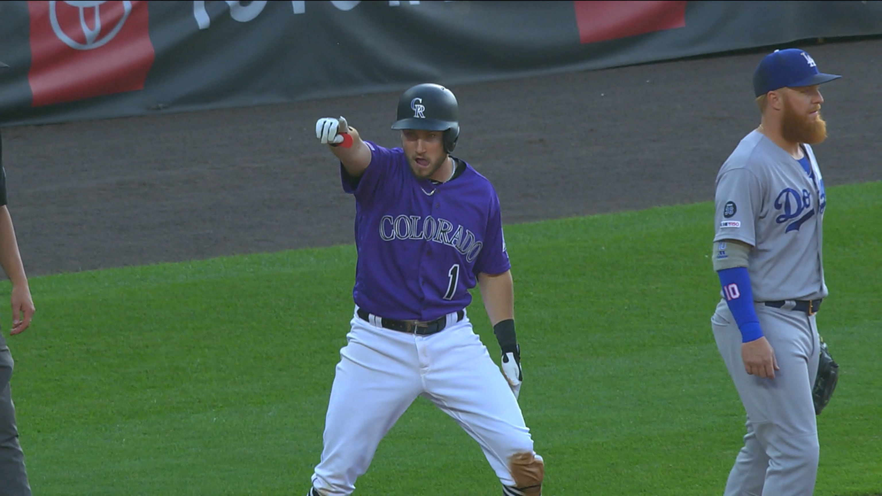 Hampson trae 2 con triple