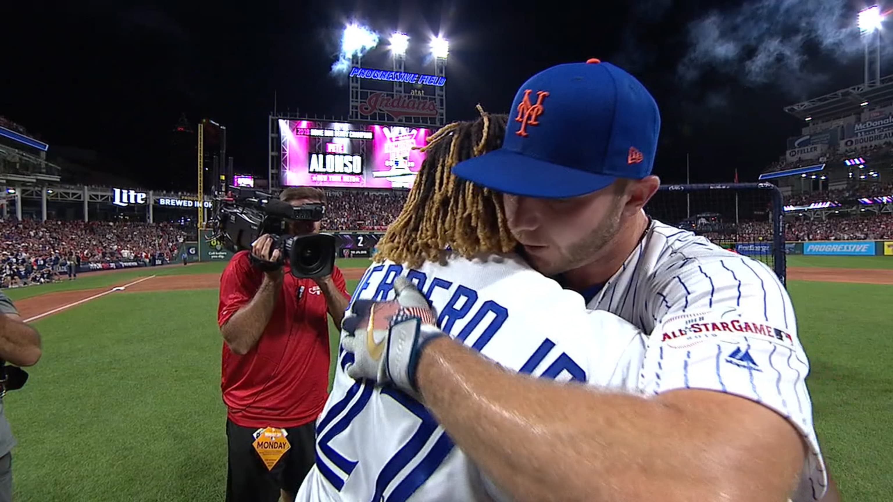 Pete Alonso with his Home Run Derby trophy! : r/NewYorkMets