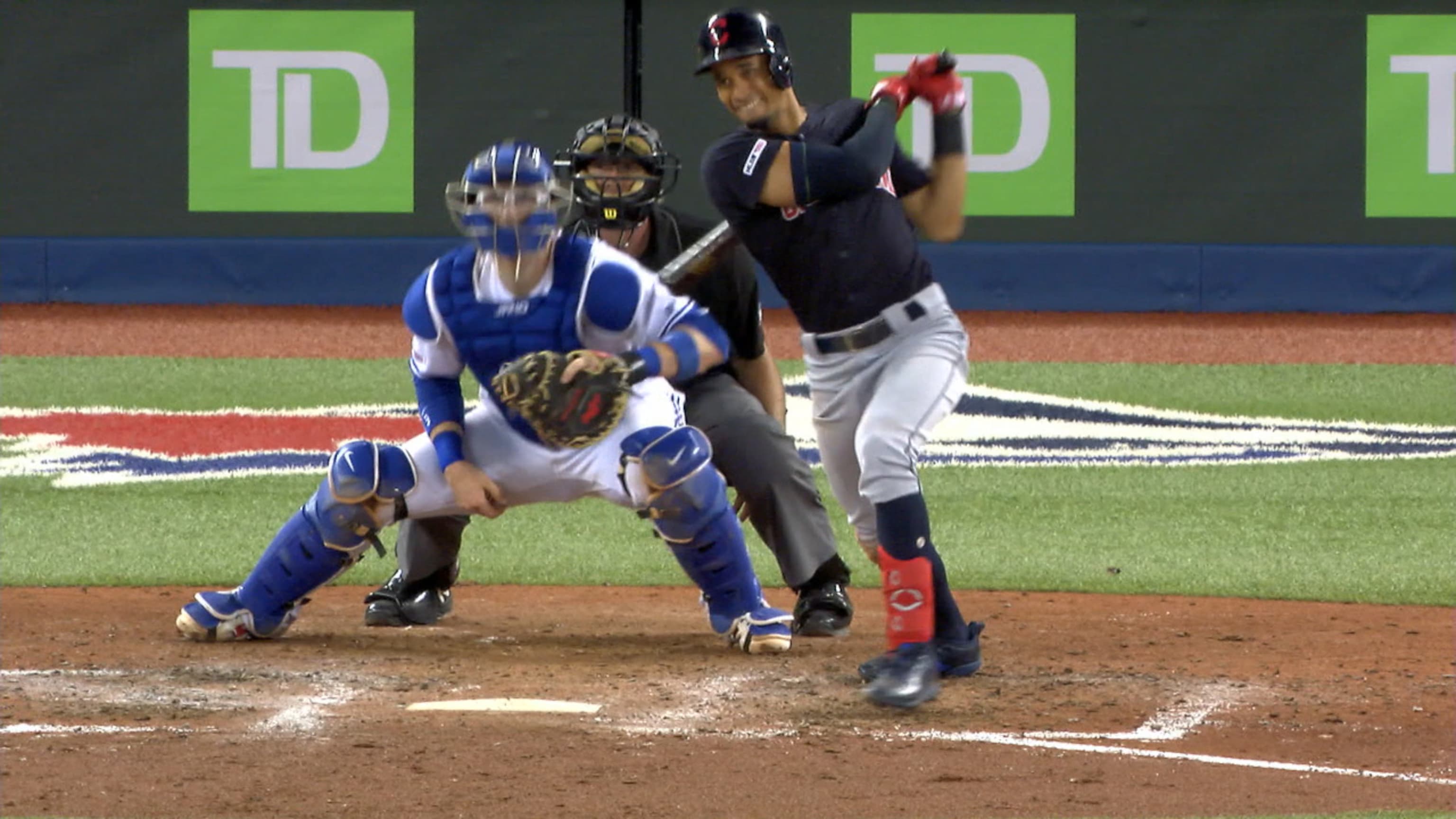 Mercado empuja con triple