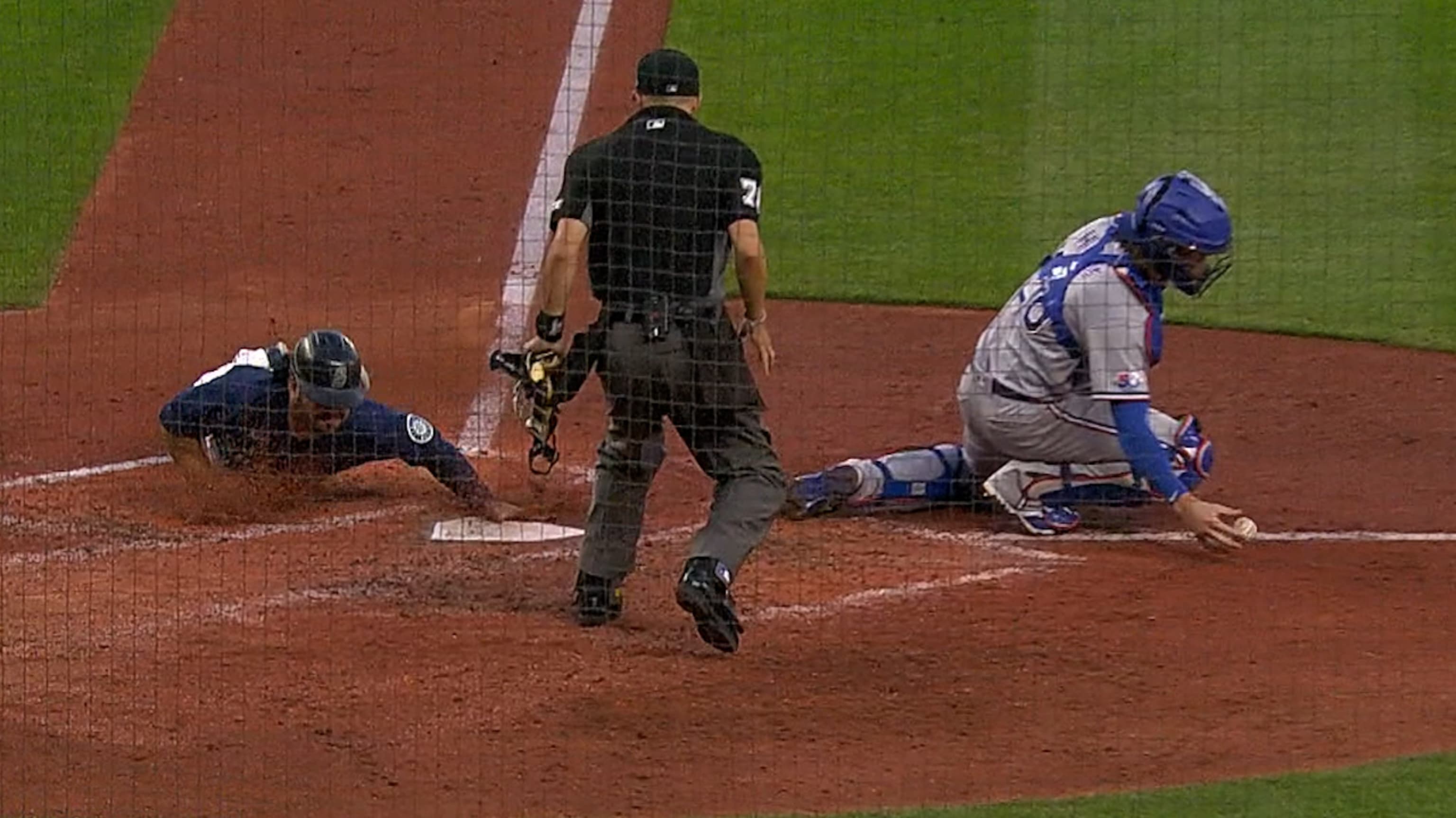 Suárez scores on a wild pitch