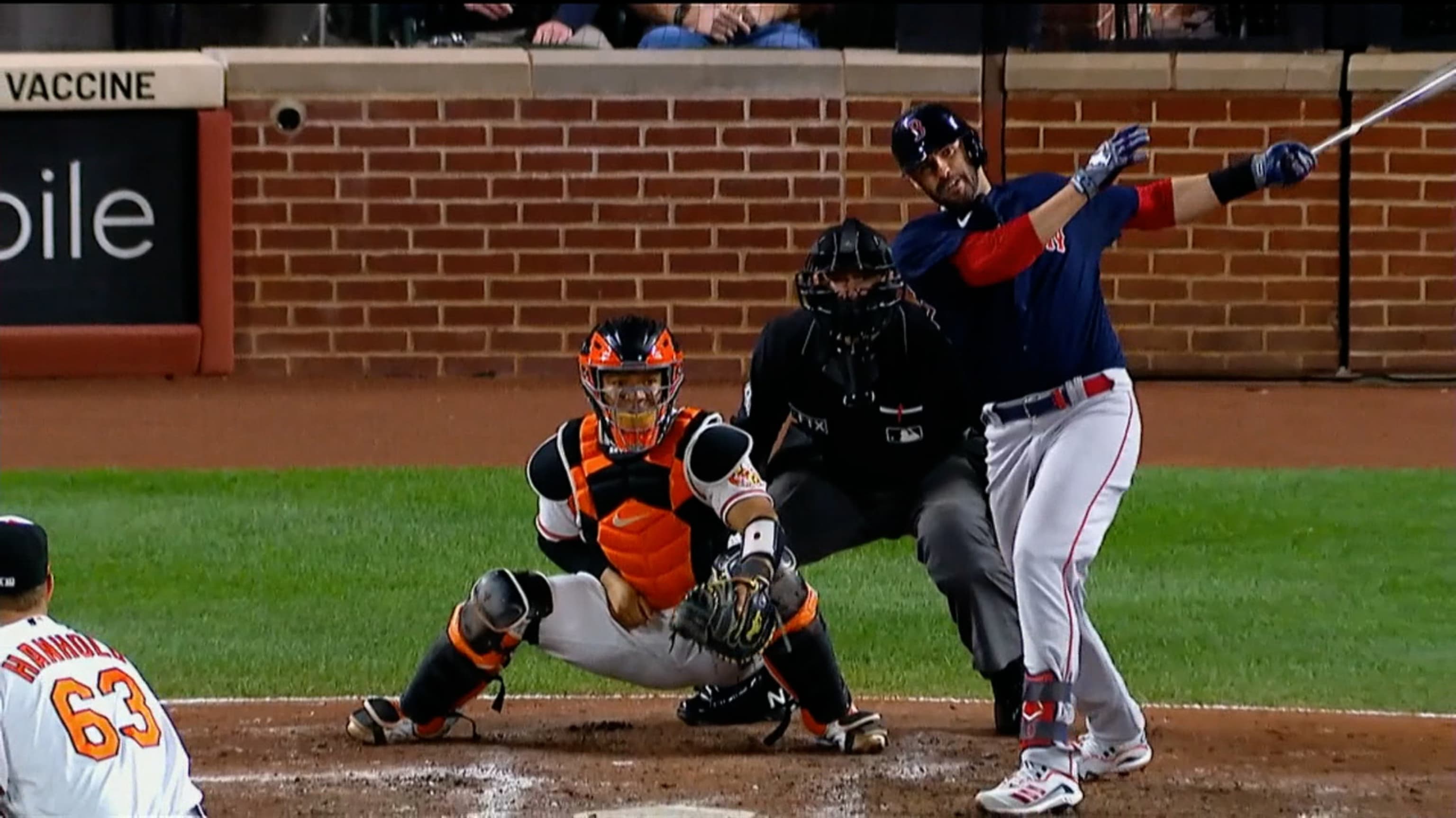 J.D. Martínez batea tres hits