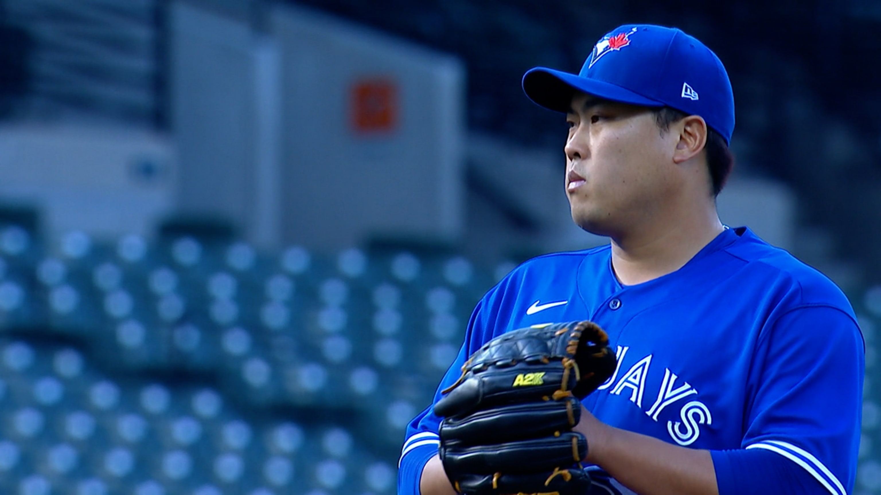 Blue Jays' Ryu Hyun-jin leaves game early after taking comebacker off knee