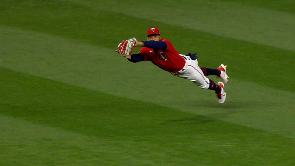 Byron Buxton's two great catches, 04/30/2021