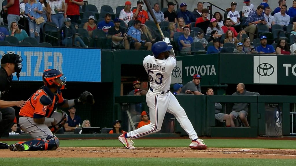 Adolis García lifts a solo home run to left field | 04/26/2022