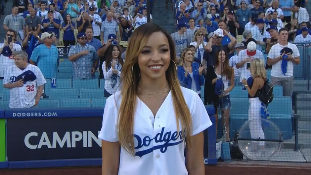 Tinashe sings national anthem, 10/15/2017