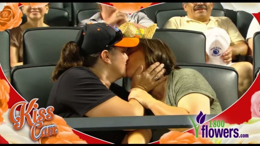 Kiss cam funny sale