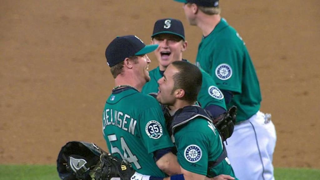 Mariners' Ray loses no-hitter on grounder off his own glove