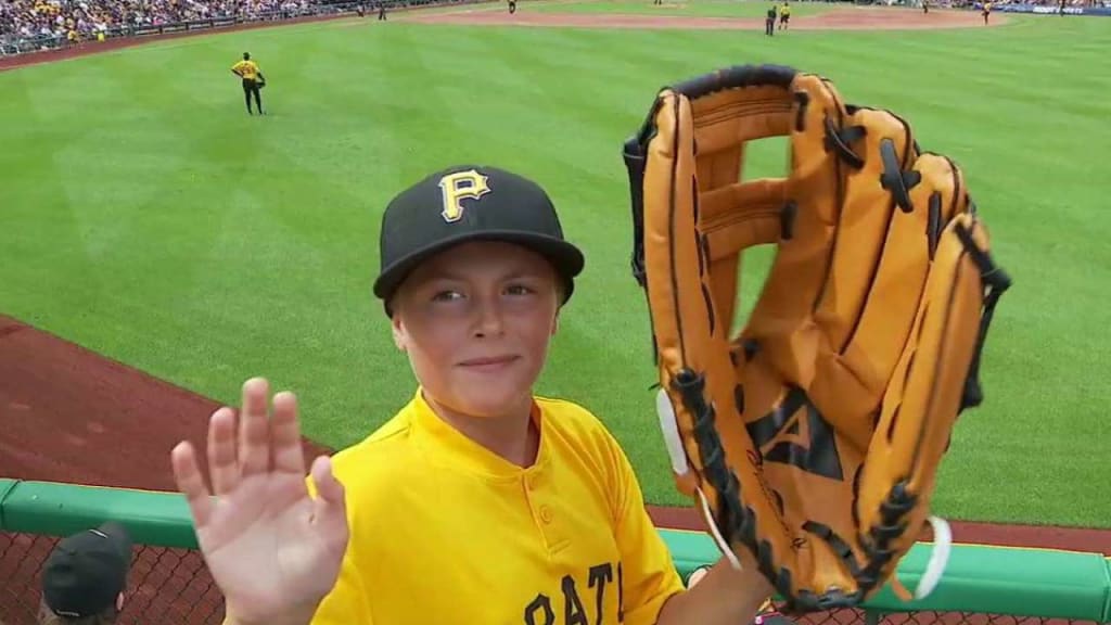 Fan holds a giant glove, 08/21/2016