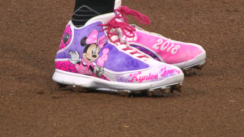 Betts dons Minnie Mouse cleats, 08/23/2019