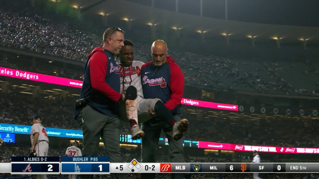 Ozzie Albies exits with injury, 08/31/2021