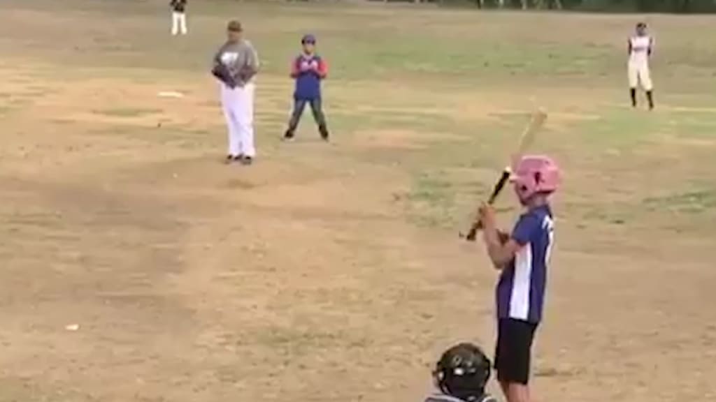 Bartolo Colon: MLB pitcher plays vs kids in Dominican (video