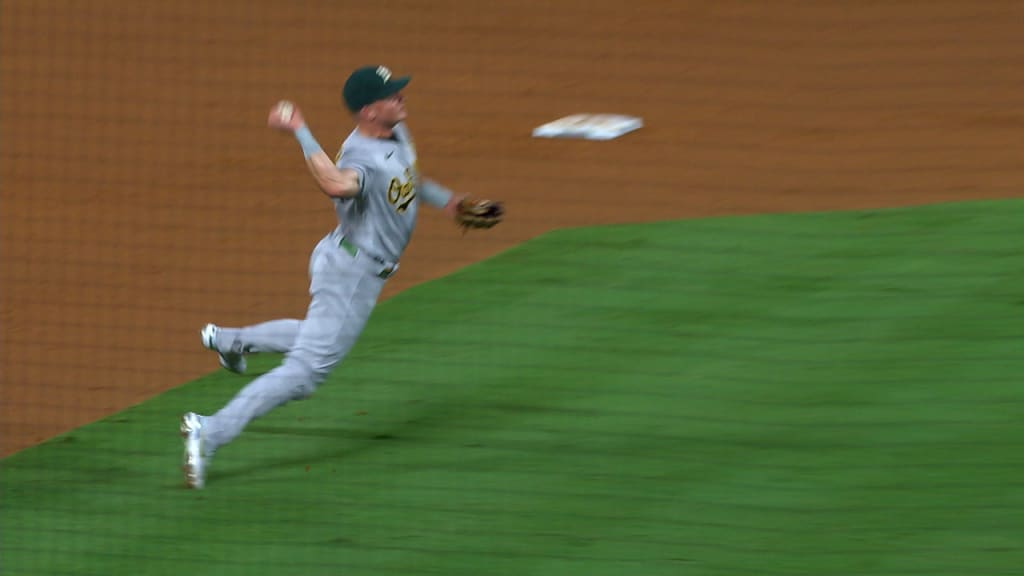 Matt Chapman's barehanded gem 