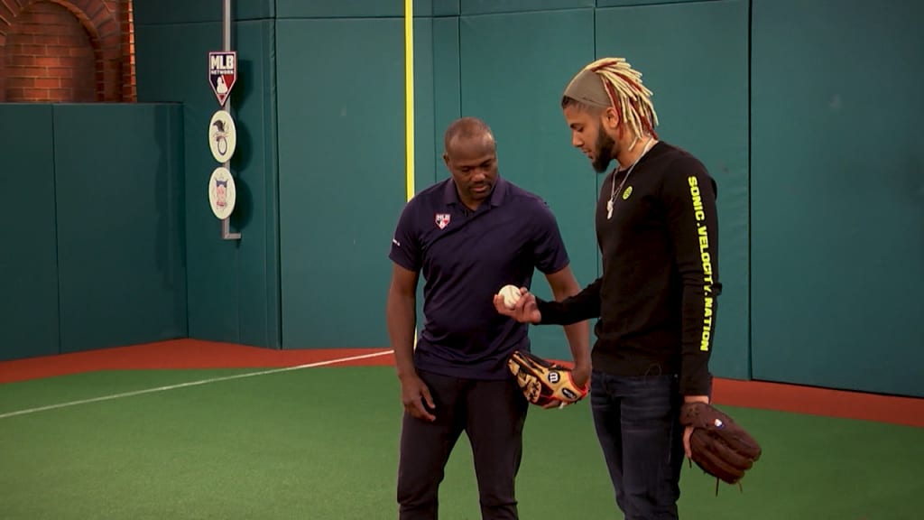 Tatis Jr. demos infield technique