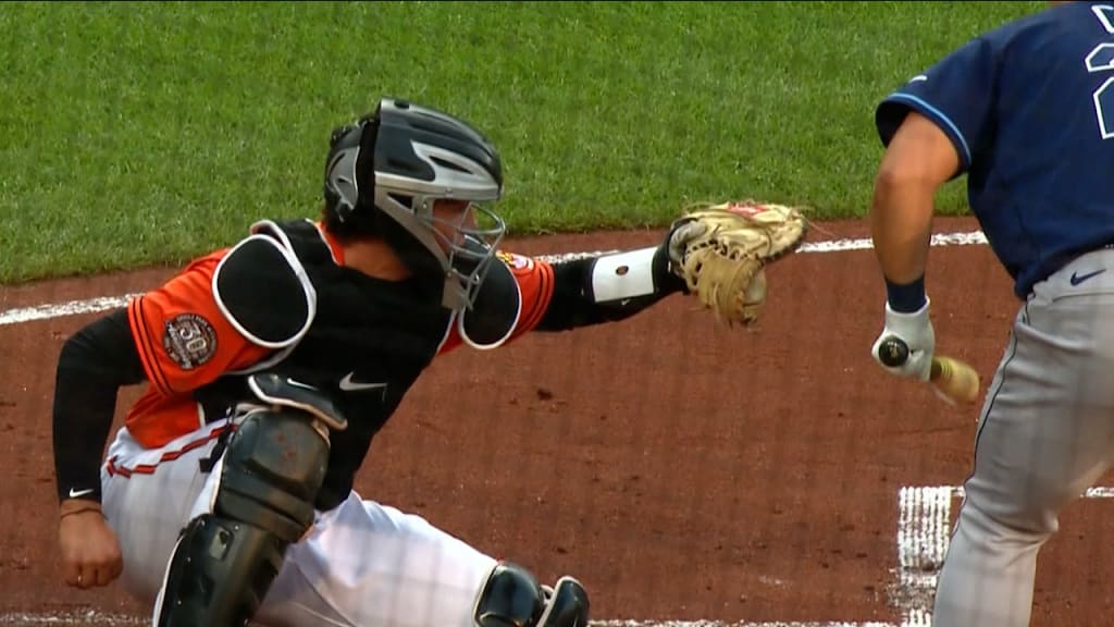 Breaking down Rutschman's glove, 05/25/2022