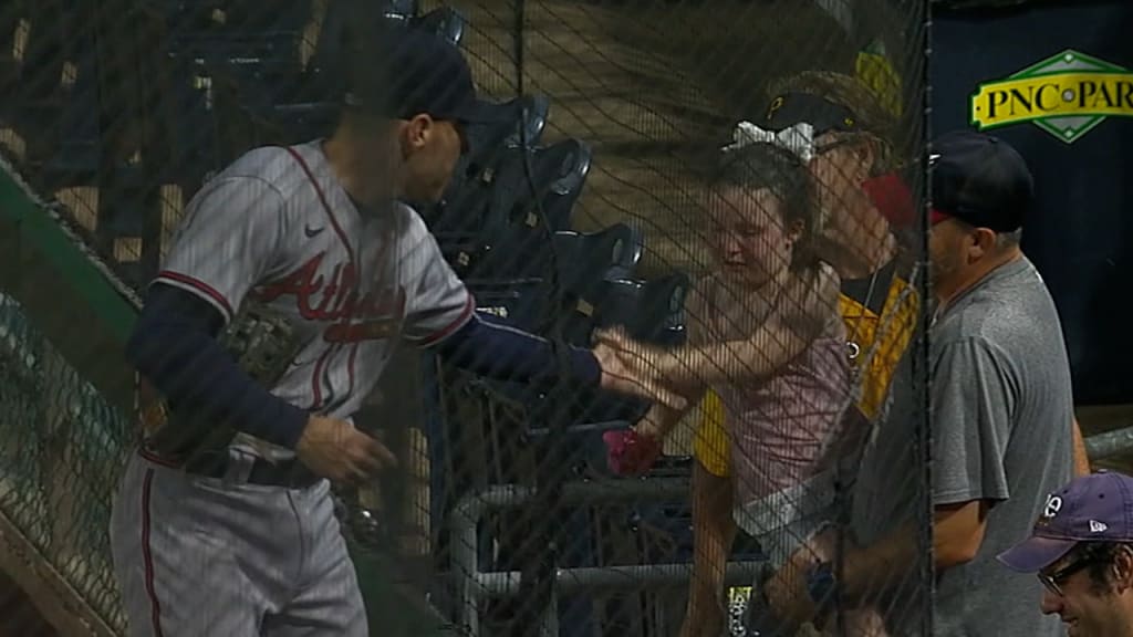 Freeman gifts gloves to young fan, 07/06/2021