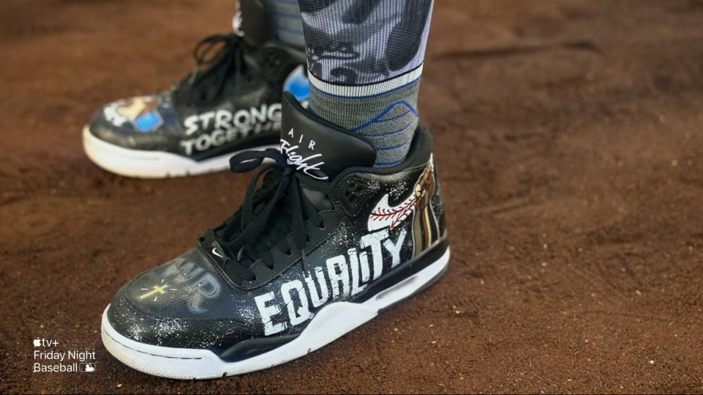 Dave Roberts' custom cleats, 04/15/2022