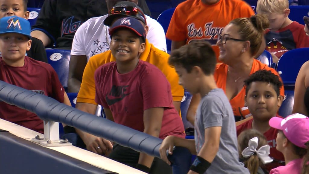 VIDEO: Royals fan catches two foul balls in one inning