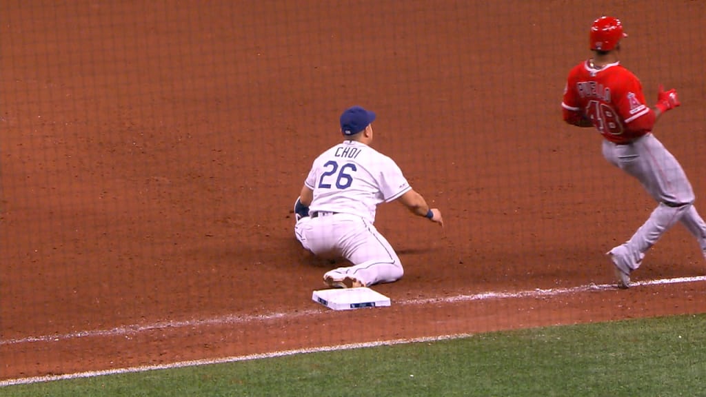 Choi splits to get out, 7th-inning stretch.