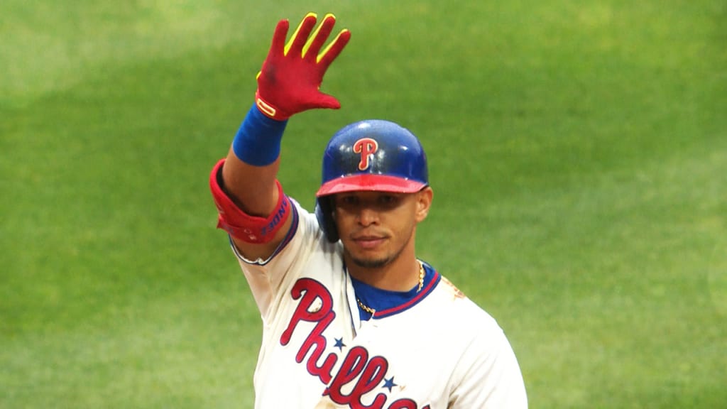 Indians to sign Hernandez