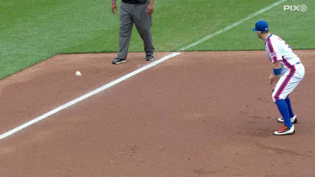 Scooter Gennett reaches on a fielding error by third baseman David Wright.