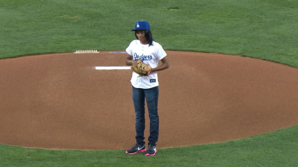 Mo'ne Davis tosses ceremonial first pitch 