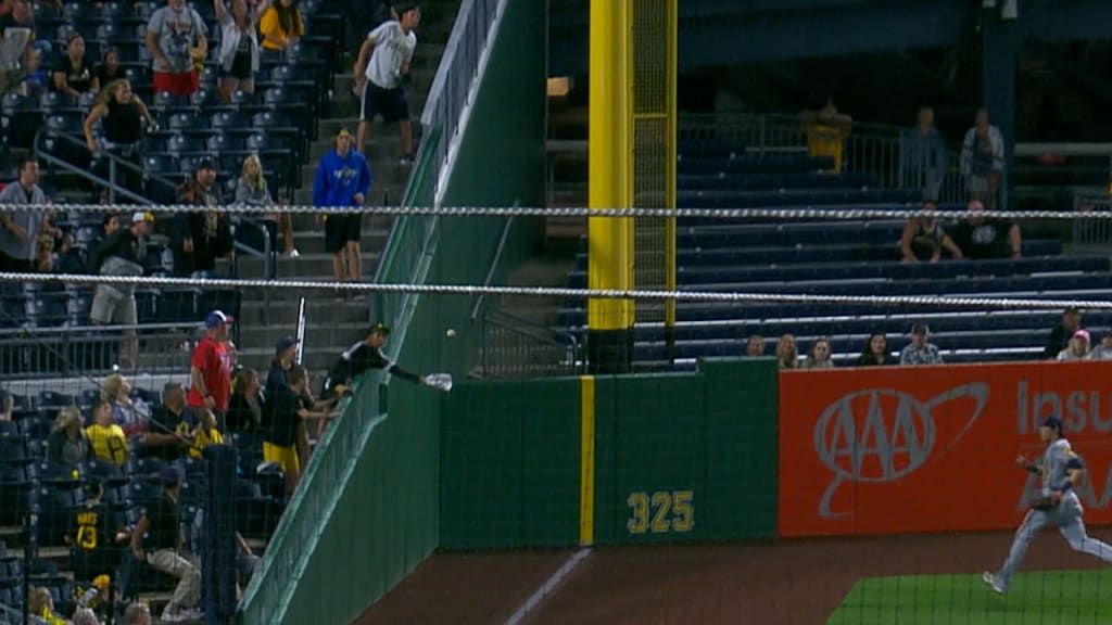 Young fan makes catch over wall, 07/01/2021