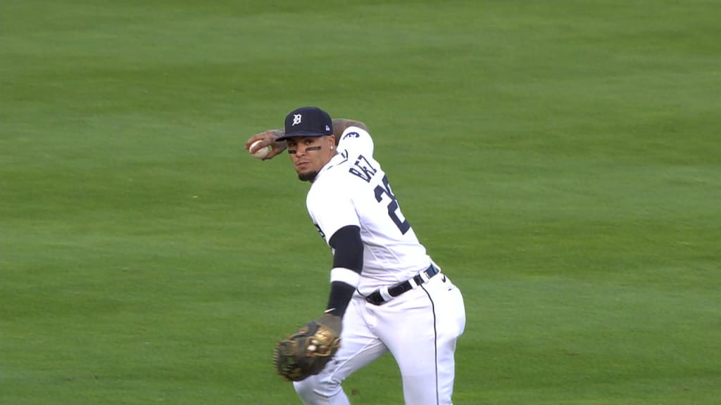 Javier B ez throw across his body