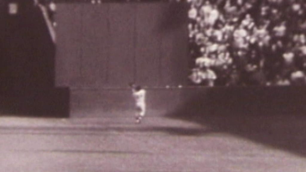 BB Moments: '54 WS, Gm 1: Willie Mays' Amazing Catch | 09/29/1954