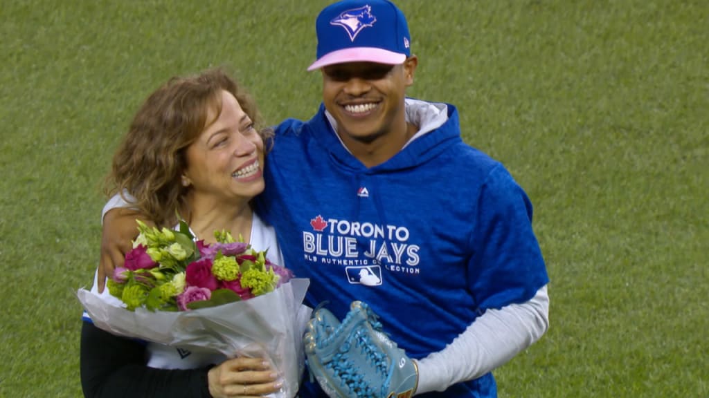Stroman's mother throws 1st pitch, 05/12/2019