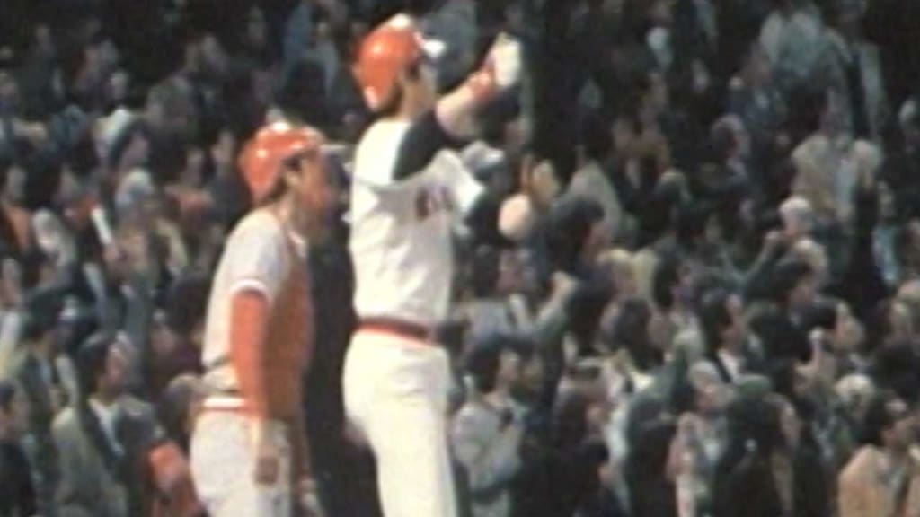 Fisk waves his homer fair for Sox, 10/21/1975