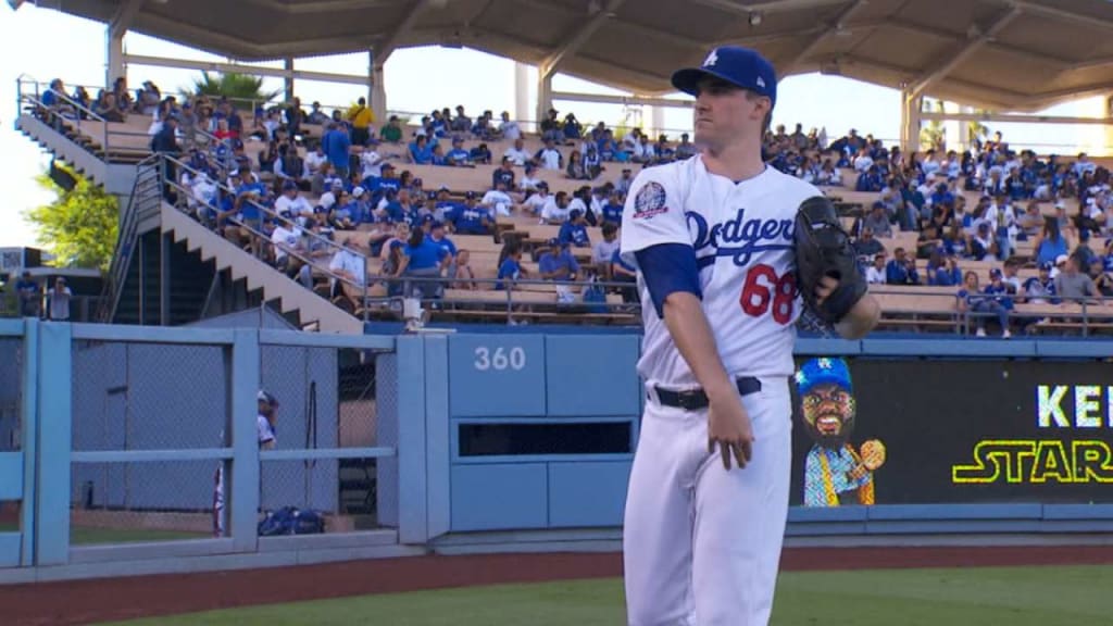 WS2016 Gm1: Kenny Lofton throws out first pitch 