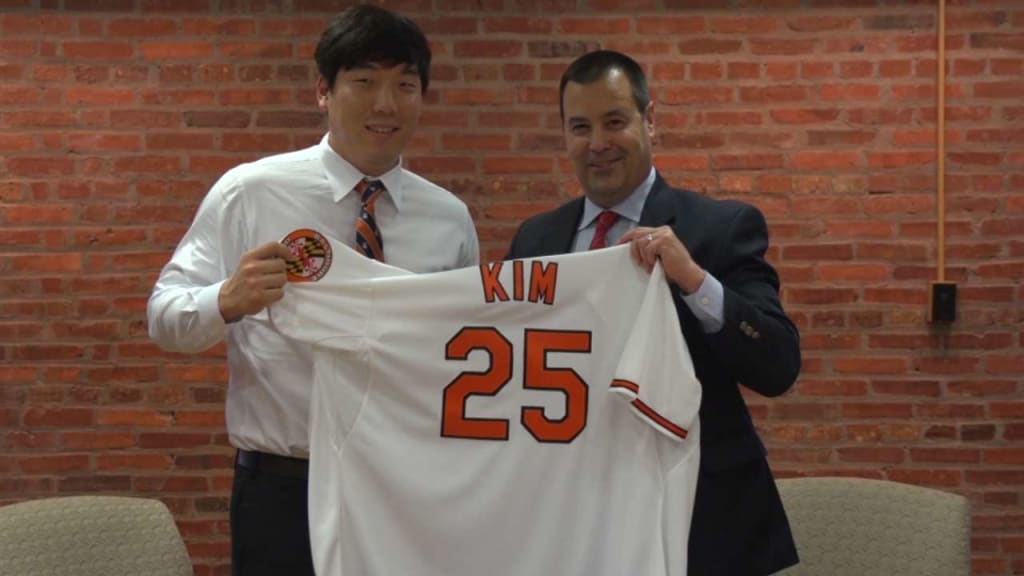 Hyun Soo Kim signs with Orioles, 12/23/2015