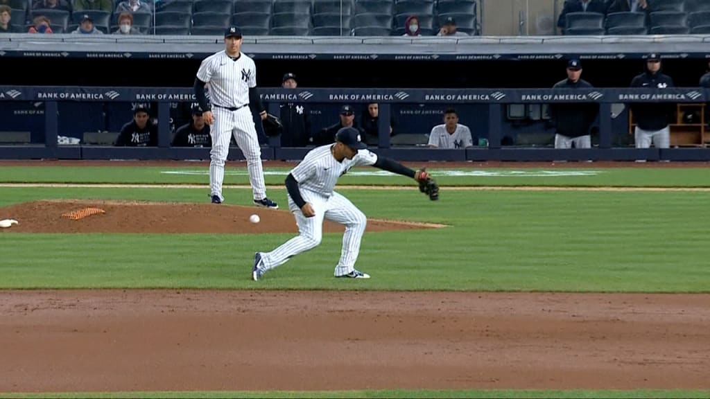 Yankees make 3 errors in the 8th