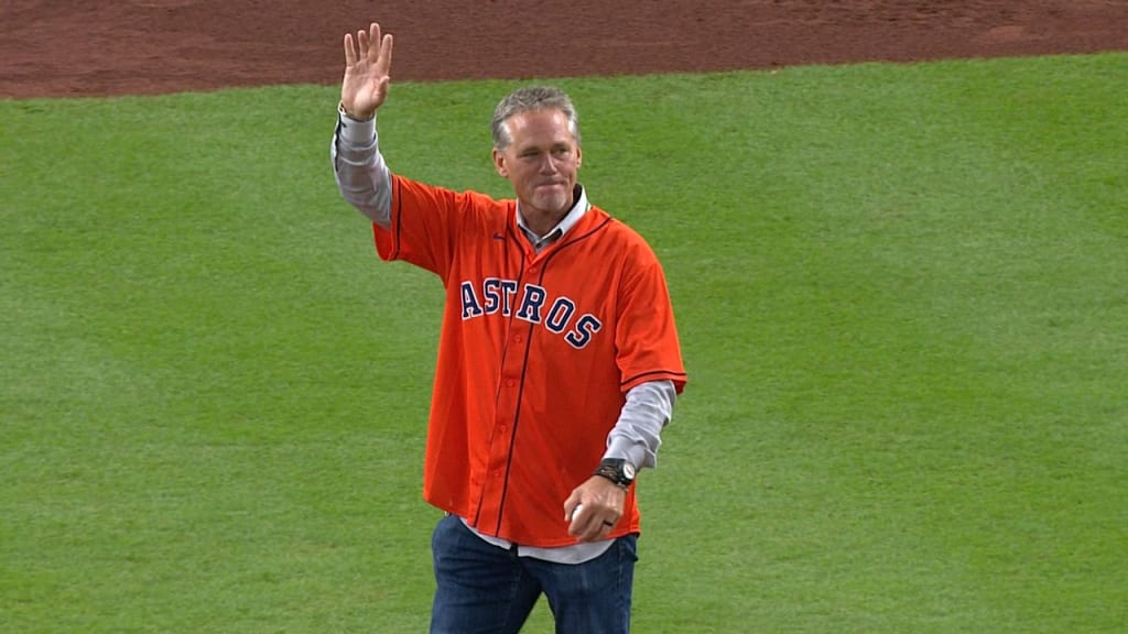 Houston @Astros Hall-of-Famer Craig Biggio threw out tonight's ceremonial  first pitch before #WorldSeries Game 1. #ForTheH #KHOU11