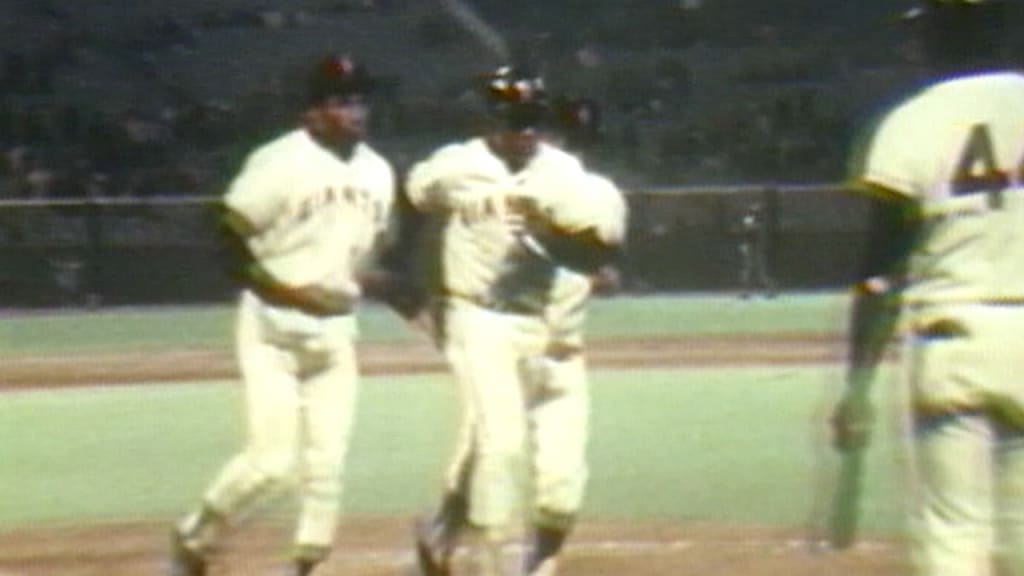 Mays homers for 2,999th hit, 07/17/1970