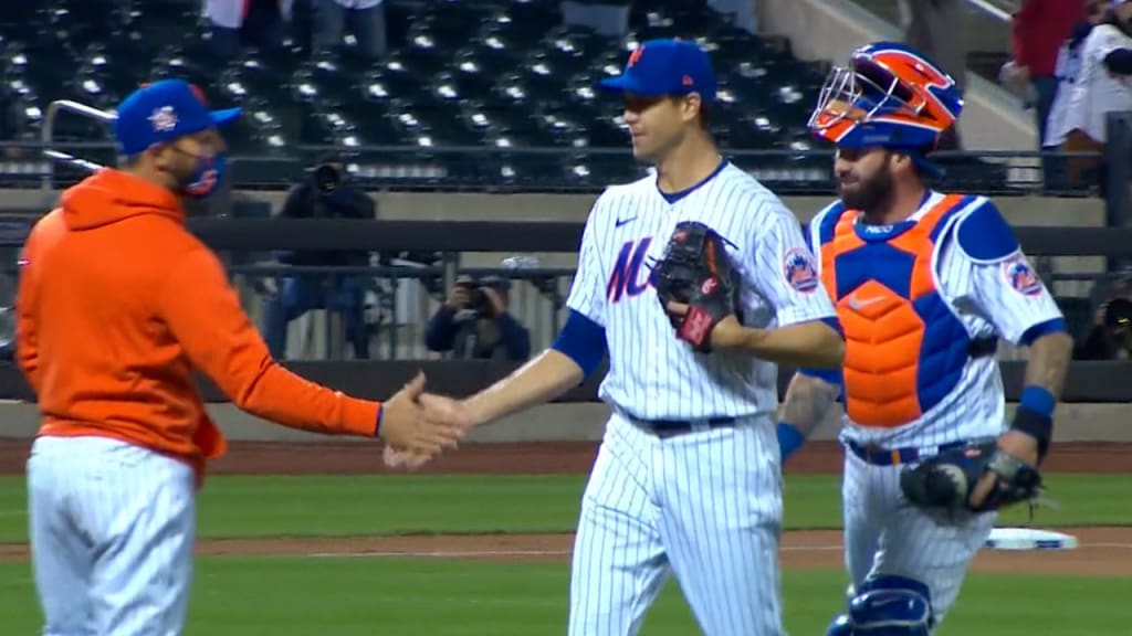 Jacob deGrom finishes off shutout