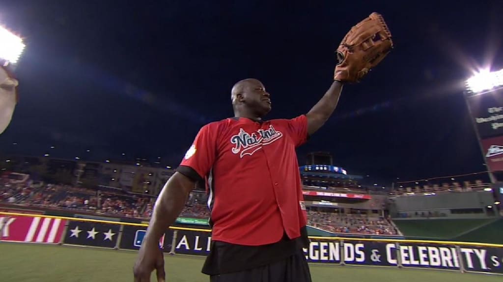 Shaq s huge glove at CSG
