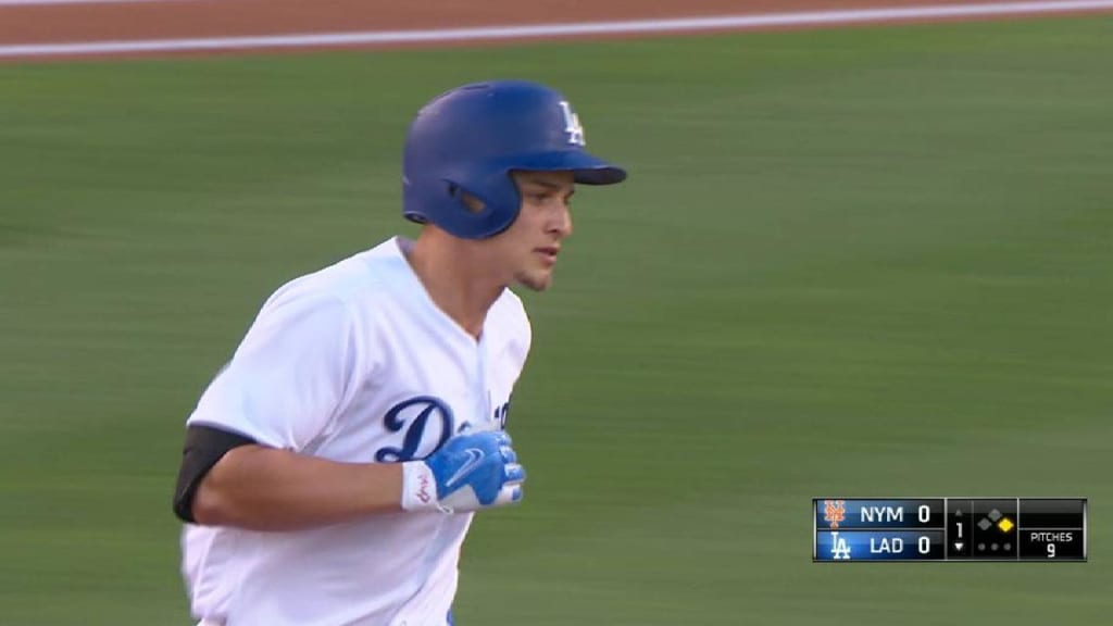 Seager takes batting practice, 10/25/2017