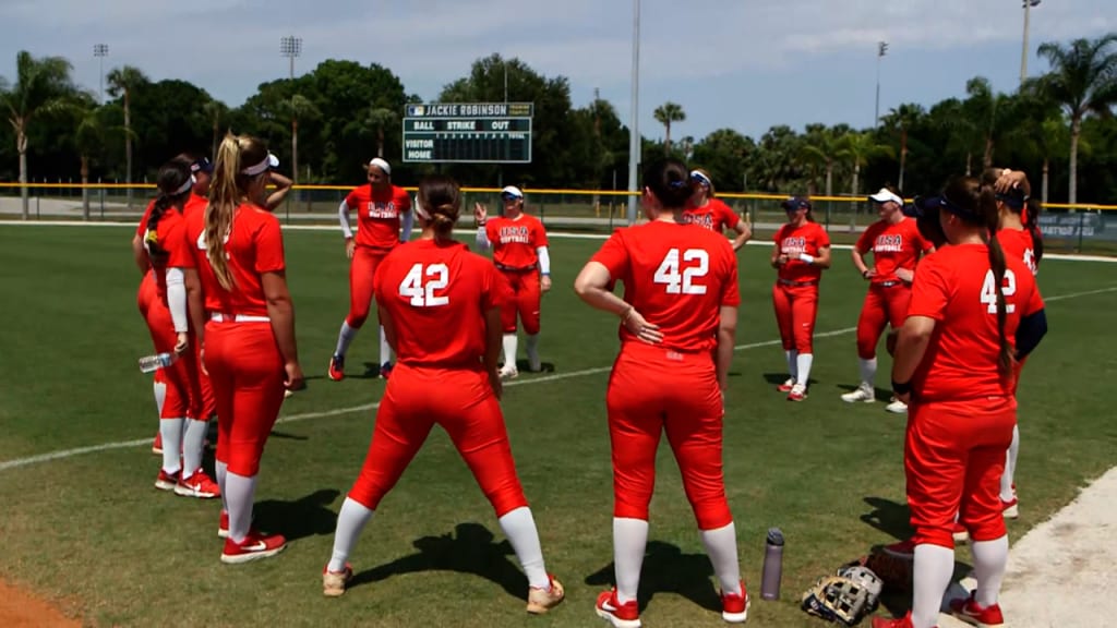 Usa Softball Honors Robinson 04 16 21 Mlb Com