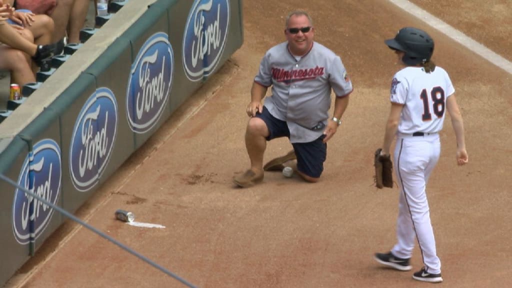 MLB: Fan falls from stand during the Minnesota Twins' win over the  Milwaukee Brewers, News News