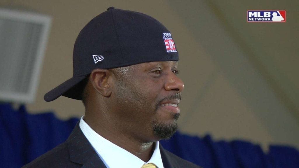 Griffey Jr. dons backwards hat, 07/24/2016