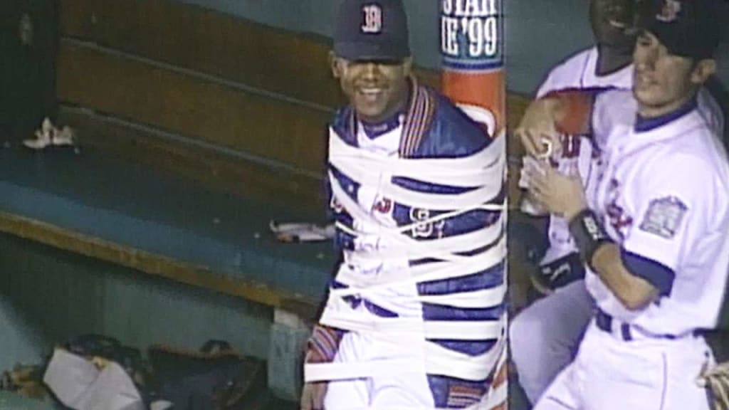 CWS@BOS: Red Sox tape Pedro to dugout pole at Fenway | 06/25/1999