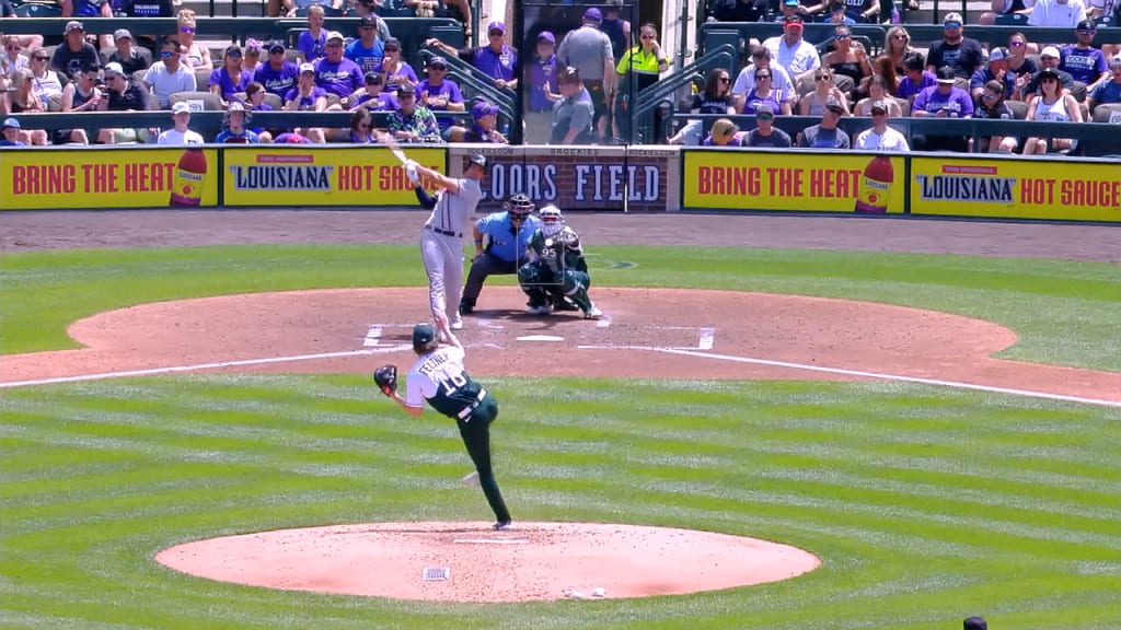 Highlight] Matt Olson hits home run #43 to bring the Braves within a run of  the Mets. : r/baseball