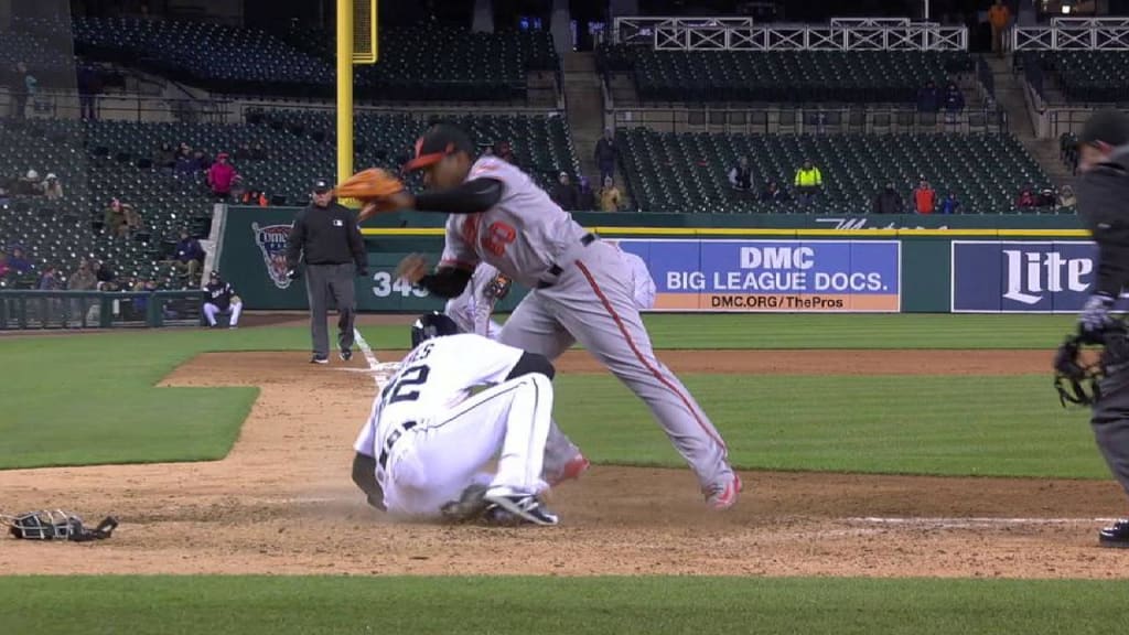 Reyes Scores On A Wild Pitch 04 17 18 Mlb Com